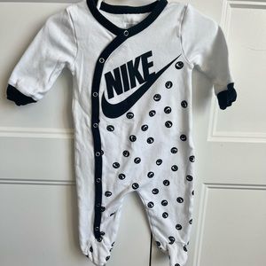 Nike smiley baby footie